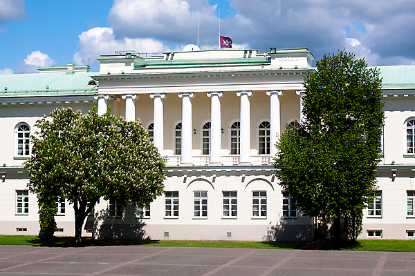 포토 JPG 해외이미지 나무 건축양식 사람없음 야외 건물 장식 가로 초록색 햇빛 맑음 궁전 튤립 흰색 기둥 큼 복고 정사각형 타운 시청 리투아니아 옛날 해외포토 도형 식물 건축물 건축 꽃 유럽 컬러 고건축 날씨 태양 도시 크기 관공서 파일형식 이미지허브