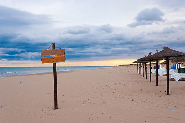 포토 JPG 해외이미지 계절 모래 바다 날씨 풍경 사람없음 가로 모래사장 침묵 추위 가을 고독 지중해 버리기 휴양지 폭풍 흐림 종료 폭풍우 해외포토 감정 모션 소리 장소 비_날씨 자연재해 파일형식 이미지허브