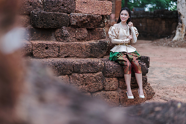 포토 JPG 해외이미지 전통 드레스 공원 여자 행복 아시아 문화 벽 포즈 백그라운드 태국 벽돌 미술 한명 미소 사람 앉기 동양인 성인 뷰티 유행 수확 사찰 역사 황금 우아함 가득함 길이 구식 옛날 스타일 존경 해외포토 1 옷 공공시설 감정 나라 컨셉 농업 종교건축 모션 문화예술 표정 인종 파일형식 이미지허브