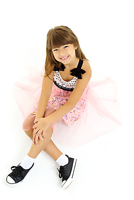 포토 JPG 해외이미지 백인 모델 1 응시 드레스 옷 여자 행복 얼굴 어린이 분홍색 포즈 운동화 한명 사람 앉기 뷰티 유행 귀여움 흰색 표현 정상 작음 긍정 교차 고립 해외포토 서양인 시선 감정 컬러 신발 컨셉 모션 신체부위 크기 파일형식 이미지허브