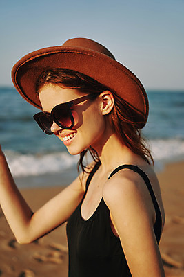 포토 JPG 해외이미지 주간 여자 여유 휴식 한명 상반신 성인 해변 야외 옆모습 아웃포커스 여름휴가 바캉스 선글라스 성인여자한명만 해외포토 자연요소 1 감정 안경 바다 뷰포인트 컨셉 휴가 촬영기법 사람 여자한명만 성인여자만 파일형식 여름_계절 이미지허브