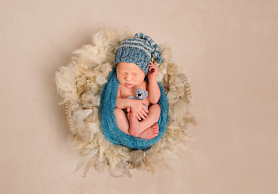 포토 JPG 해외이미지 백인 남자 인형 가족 사랑 한명 사람 파란색 목도리 아기 신생아 잡기 잠 남자아기한명만 해외포토 서양인 1 잡화 감정 컬러 관계 모션 남자한명만 남자아기만 파일형식 이미지허브