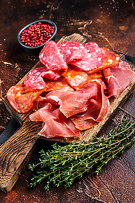 포토 JPG 해외이미지 실내 사람없음 햄 나무도마 백리향 살라미 갈색배경 프로슈토 해외포토 백그라운드 도마 육류 내부 목재 갈색 파일형식 이미지허브