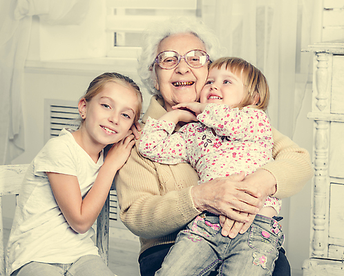 포토 JPG 해외이미지 응시 여자 안경 할머니 어린이 의자 손녀 실내 앉기 상반신 앞모습 세명 커튼 흰배경 조부모 여자만 해외포토 시선 잡화 노년 뷰포인트 가구 백그라운드 가족 모션 사람 내부 흰색 손주 파일형식 이미지허브