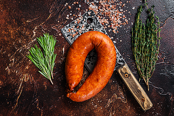 포토 JPG 해외이미지 실내 사람없음 하이앵글 소시지 식칼 로즈메리 백리향 나무배경 핑크솔트 해외포토 뷰포인트 백그라운드 주방용품 내부 가공식품 허브 소금 파일형식 이미지허브