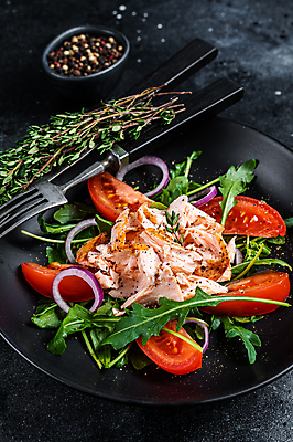 포토 JPG 해외이미지 그릇 포크 토마토 채소 검은배경 실내 사람없음 샐러드 허브 연어 후추 연어샐러드 연어요리 해외포토 식물 식기 음식 백그라운드 어류 내부 검은색 향신료 파일형식 이미지허브
