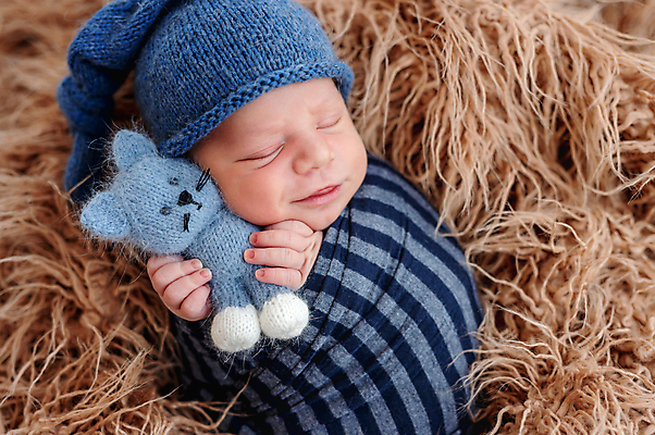 포토 JPG 해외이미지 백인 모자 남자 인형 사랑 한명 미소 귀여움 아기 신생아 잡기 잠 니트 남자아기한명만 해외포토 서양인 1 잡화 감정 컨셉 상의 모션 표정 사람 남자한명만 남자아기만 파일형식 이미지허브