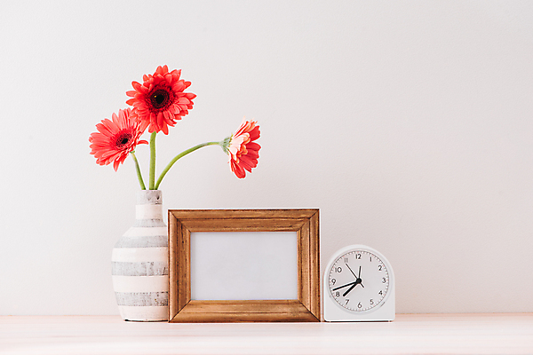 포토 JPG 해외이미지 액자 실내 액자틀 사람없음 목재 꽃병 오브젝트 탁상시계 거베라 목업 해외포토 나무 꽃 시계 재료 틀 내부 파일형식 이미지허브