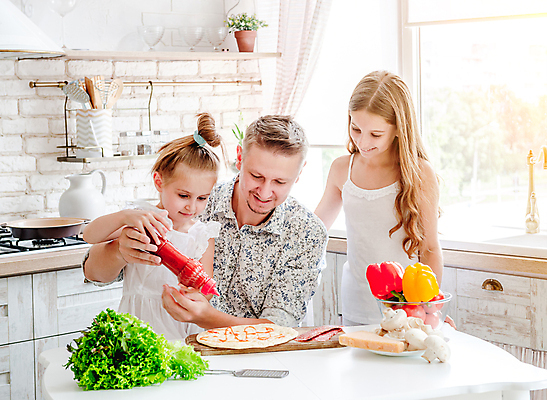 포토 JPG 해외이미지 백인 응시 여자 남자 딸 창문 피자 실내 요리 들기 상반신 앞모습 세명 주방 아빠 케첩 뿌리기 부녀 육아대디 해외포토 서양인 시선 뷰포인트 가족 모션 패스트푸드 서양음식 사람 내부 소스_음식 파일형식 이미지허브