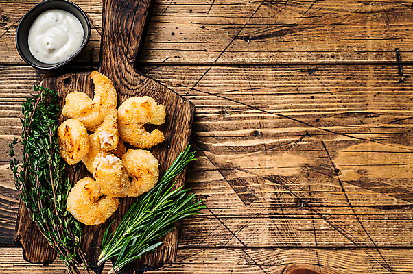 포토 JPG 해외이미지 실내 사람없음 하이앵글 해물요리 해산물 새우튀김 로즈메리 나무도마 백리향 타르타르소스 카피스페이스 나무배경 해외포토 음식 뷰포인트 백그라운드 새우 도마 내부 목재 공백 튀김 소스_음식 허브 파일형식 이미지허브