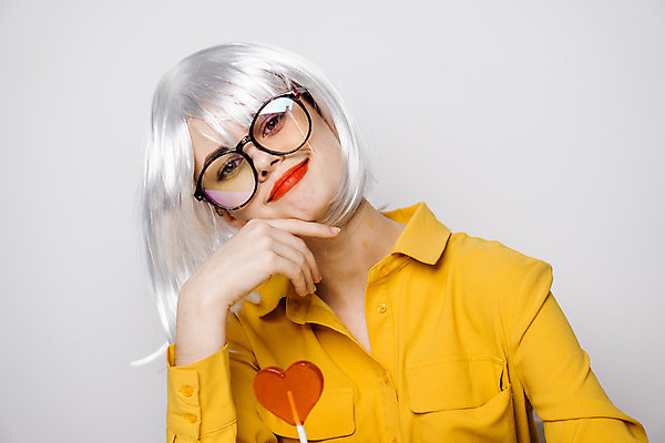 포토 JPG 해외이미지 여자 막대사탕 한명 상반신 성인 앞모습 턱괴기 하트 은색 가발 성인여자한명만 안경낌 힙스터 해외포토 모양 1 패션 안경 뷰포인트 컬러 모션 사탕 사람 여자한명만 성인여자만 파일형식 이미지허브