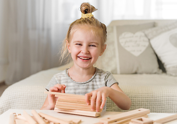 포토 JPG 해외이미지 서양인 응시 여자 어린이 실내 한명 웃음 앉기 상반신 앞모습 잡기 소녀한명만 나무블록 해외포토 외국인 1 시선 뷰포인트 모션 표정 사람 내부 목재 블록 여자한명만 소녀만 파일형식 이미지허브