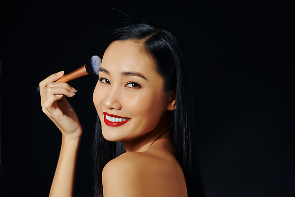 포토 JPG 해외이미지 여자 실내 한명 들기 동양인 상반신 성인 옆모습 화장 뷰티 검은색 메이크업브러쉬 성인여자한명만 해외포토 1 뷰포인트 컬러 모션 사람 인종 내부 붓 여자한명만 성인여자만 파일형식 이미지허브