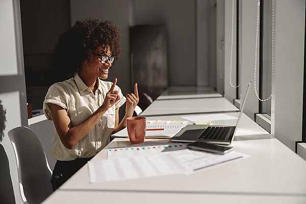 포토 JPG 해외이미지 서양인 우먼라이프 여자 흑인 의자 한명 상반신 성인 옆모습 노트북 손들기 머그컵 비즈니스우먼 창가 책상 문서 소통 성인여자한명만 안경낌 해외포토 외국인 1 라이프스타일 안경 뷰포인트 가구 컨셉 비즈니스 창문 모션 사람 컵 전자제품 직장인 여자한명만 성인여자만 파일형식 이미지허브
