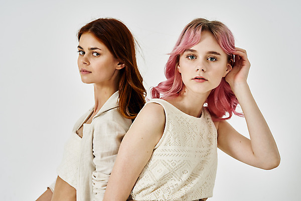 포토 JPG 해외이미지 백인 모델 응시 여자 패션 포즈 실내 상반신 성인 두명 앞모습 옆모습 친구 손들기 흰배경 성인여자만 해외포토 서양인 시선 뷰포인트 백그라운드 관계 모션 사람 내부 흰색 여자만 성인만 파일형식 이미지허브