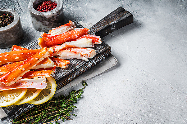 포토 JPG 해외이미지 회색배경 실내 사람없음 해물요리 레몬 해산물 게다리 게살 나무도마 백리향 통후추 카피스페이스 해외포토 음식 백그라운드 과일 도마 내부 목재 공백 회색 게 후추 파일형식 이미지허브