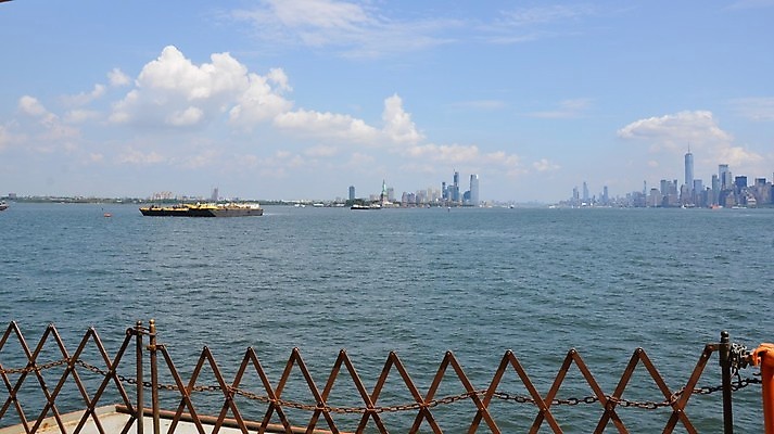 포토 JPG 해외이미지 구름 건축물 산업 오렌지 하늘 사람없음 건물 물 울타리 강 금속 고층빌딩 도시 보트 뉴욕 펜싱 맨해튼 해외포토 자연요소 건축 스포츠 배_교통 과일 재질 빌딩 담장 미국 파일형식 이미지허브