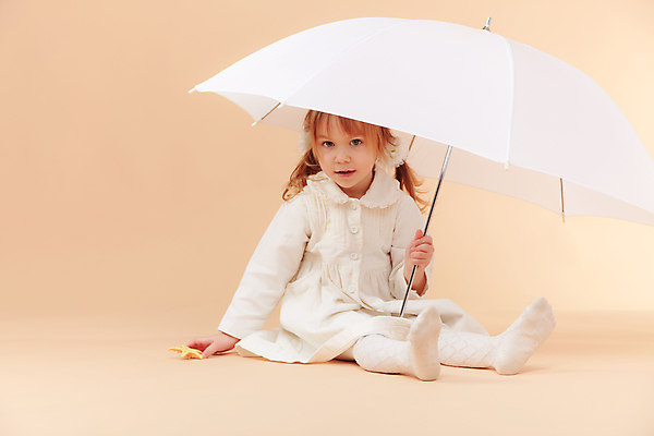 포토 JPG 해외이미지 백인 응시 여자 딸 행복 어린이 포즈 우산 장난 놀이 건강 한명 사람 앉기 유행 귀여움 기쁨 흰색 아기 달콤 만족 긍정 걸음마 결백 천진난만 카피스페이스 해외포토 서양인 1 시선 감정 컬러 컨셉 가족 모션 공백 맛 파일형식 이미지허브