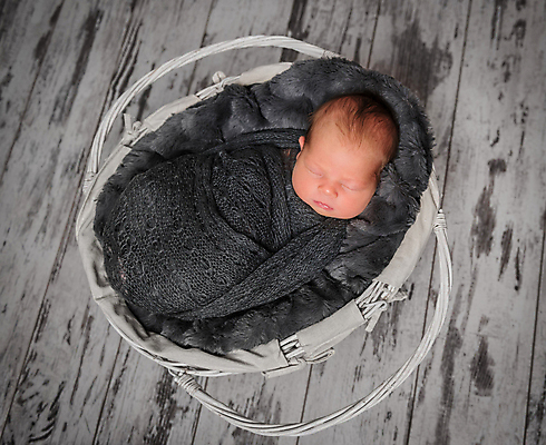 포토 JPG 해외이미지 백인 남자 한명 사람 바구니 침대 아기 신생아 잠 담요 남자아기한명만 해외포토 서양인 1 가구 남자한명만 남자아기만 파일형식 이미지허브