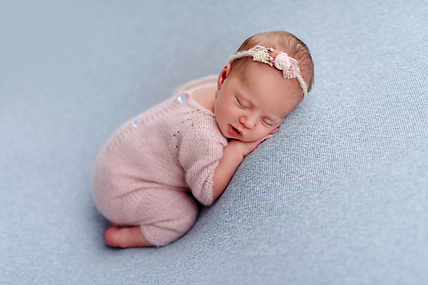 포토 JPG 해외이미지 한명 사람 귀여움 아기 신생아 머리띠 잠 담요 니트 안락 해외포토 1 컨셉 상의 장신구 파일형식 이미지허브