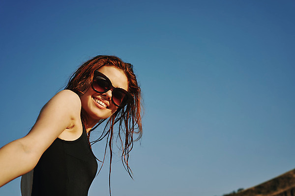 포토 JPG 해외이미지 주간 여자 여유 로우앵글 하늘 휴식 한명 상반신 성인 야외 옆모습 여름휴가 바캉스 선글라스 성인여자한명만 내려보기 해외포토 자연요소 1 감정 안경 뷰포인트 컨셉 모션 휴가 사람 여자한명만 성인여자만 파일형식 여름_계절 이미지허브