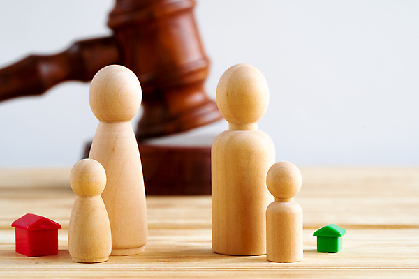 포토 JPG 해외이미지 실내 사람없음 미니어처 말_게임 오브젝트 법 의사봉 건축모형 나무탁자 이혼 해외포토 탁자 내부 모형 게임 파일형식 이미지허브