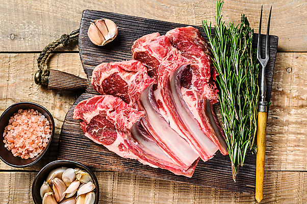 포토 JPG 해외이미지 식재료 실내 마늘 생고기 사람없음 날것 양고기 로즈메리 나무도마 양갈비 나무배경 핑크솔트 해외포토 백그라운드 채소 도마 육류 내부 목재 허브 소금 파일형식 이미지허브