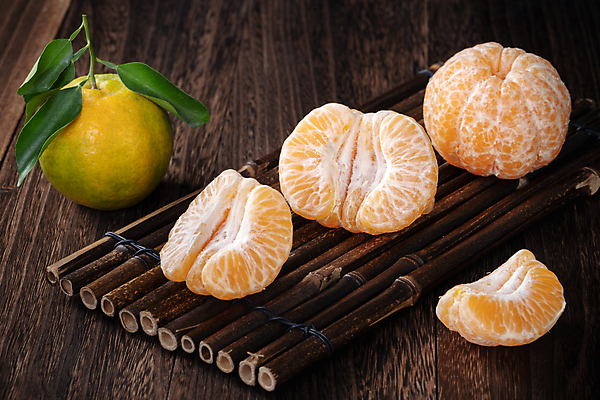 포토 JPG 해외이미지 단면 귤 실내 사람없음 나무받침 나무배경 해외포토 백그라운드 과일 내부 목재 받침대 파일형식 이미지허브