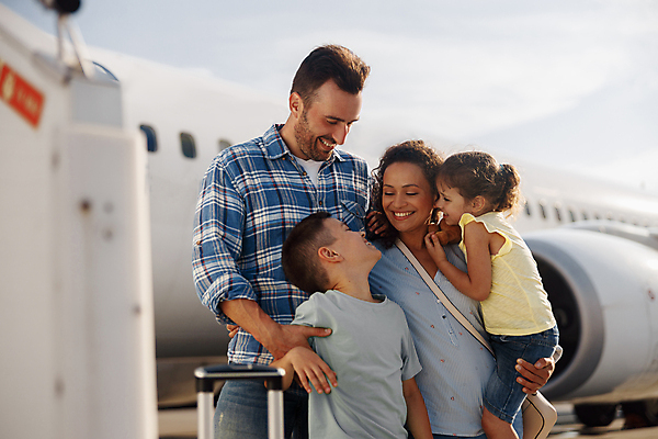 포토 JPG 해외이미지 주간 백인 여자 남자 행복 어린이 여행 가족 휴가 비행기 함께함 웃음 소년 여러명 상반신 성인 야외 앞모습 옆모습 아웃포커스 여행객 기쁨 올려보기 공항 항공 들어올리기 해외포토 자연요소 서양인 감정 뷰포인트 다수 컨셉 관계 항공교통 교통시설 모션 대중교통 촬영기법 표정 사람 파일형식 이미지허브