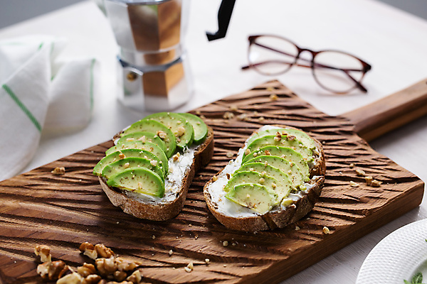 포토 JPG 해외이미지 그릇 안경 과일 사람없음 아웃포커스 신선 유기농 호두 토스트 아보카도 나무도마 모카포트 해외포토 식기 웰빙 잡화 빵 주전자 도마 촬영기법 목재 견과류 파일형식 이미지허브