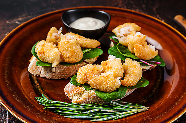 포토 JPG 해외이미지 접시 실내 사람없음 해물요리 바게트 해산물 새우튀김 로즈메리 타르타르소스 나무배경 해외포토 식기 음식 빵 백그라운드 새우 내부 튀김 소스_음식 허브 파일형식 이미지허브