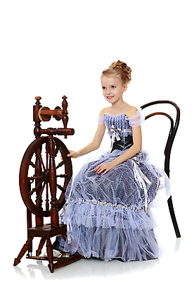 포토 JPG 해외이미지 전신 백인 응시 드레스 여자 어린이 포즈 실내 한명 앉기 옆모습 흰배경 공주옷 물레 소녀한명만 해외포토 서양인 1 시선 옷 뷰포인트 백그라운드 모션 사람 내부 흰색 여자한명만 소녀만 파일형식 이미지허브