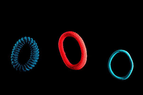 포토 JPG 해외이미지 디자인 백그라운드 컨셉 팔찌 넥타이 나선형 사람없음 장식 컬러풀 뷰티 유행 검은색 힘 악단 원형 손목 오브젝트 고무 고립 손목보호대 해외포토 도형 잡화 음악 컬러 무늬 장신구 신체부위 파일형식 이미지허브