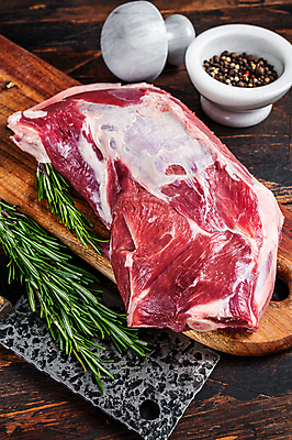포토 JPG 해외이미지 식재료 실내 생고기 사람없음 날것 양고기 로즈메리 나무도마 나무배경 해외포토 백그라운드 도마 육류 내부 목재 허브 파일형식 이미지허브