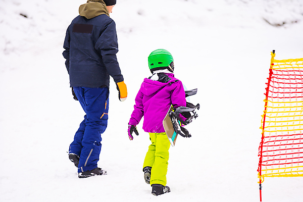 포토 JPG 해외이미지 전신 여자 남자 어린이 겨울스포츠 스키장 성인 야외 두명 뒷모습 레포츠 걷기 설원 스노우보드 즐거움 스키복 오르기 부녀 해외202309 해외포토 옷 딸 감정 스포츠 뷰포인트 가족 모션 레저 스키 눈_날씨 사람 보드_스포츠 아빠 파일형식 이미지허브