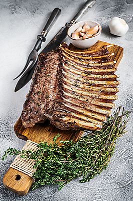 포토 JPG 해외이미지 실내 사람없음 흰배경 양고기 나무도마 백리향 양갈비 양고기구이 해외포토 백그라운드 도마 육류 내부 목재 흰색 구이 파일형식 이미지허브