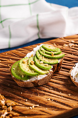 포토 JPG 해외이미지 과일 사람없음 아웃포커스 신선 유기농 호두 토스트 아보카도 나무도마 해외포토 웰빙 빵 도마 촬영기법 목재 견과류 파일형식 이미지허브