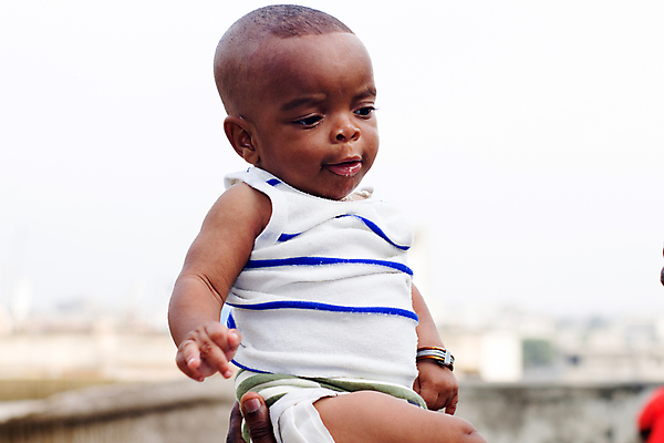 포토 JPG 해외이미지 1 응시 남자 행복 얼굴 어린이 백그라운드 신체 건강 한명 사람 소년 야외 뷰티 아기 달콤 작음 무서움 피부 긍정 걸음마 돌봄 천진난만 해외포토 시선 감정 컨셉 모션 신체부위 맛 크기 파일형식 이미지허브