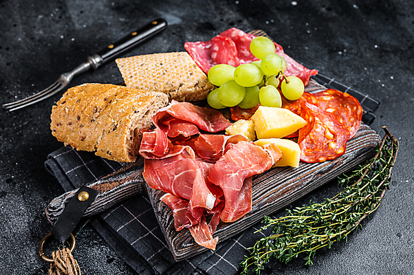 포토 JPG 해외이미지 빵 검은배경 치즈 실내 사람없음 청포도 햄 나무도마 프로슈토 해외포토 음식 백그라운드 포도 유제품 도마 육류 내부 목재 검은색 파일형식 이미지허브