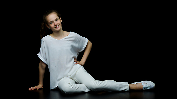 포토 JPG 해외이미지 전신 여자 허리손 포즈 청소년 검은배경 실내 한명 미소 앉기 앞모습 캐주얼 반팔티셔츠 십대여자한명만 해외포토 1 옷 뷰포인트 백그라운드 티셔츠 모션 표정 사람 내부 검은색 여자한명만 십대여자만 파일형식 이미지허브