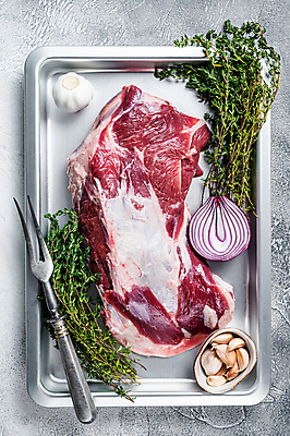 포토 JPG 해외이미지 식재료 회색배경 쟁반 실내 생고기 사람없음 하이앵글 날것 양고기 백리향 해외포토 뷰포인트 백그라운드 육류 내부 회색 파일형식 이미지허브