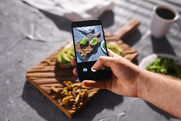 포토 JPG 해외이미지 손 과일 회색배경 들기 아웃포커스 신체부위 스마트폰 사진촬영 샐러드 신선 커피잔 유기농 아보카도 나무도마 해외포토 웰빙 커피 음식 백그라운드 모션 잔 도마 촬영기법 사람 목재 핸드폰 스마트기기 촬영 회색 파일형식 이미지허브