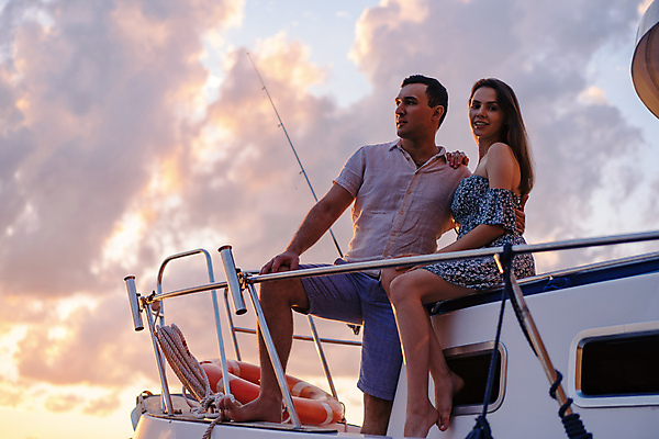 포토 JPG 해외이미지 주간 전신 백인 커플 여자 남자 여행 요트 하늘 함께함 앉기 성인 야외 두명 앞모습 옆모습 여름휴가 바캉스 일몰 다리들기 성인만 어깨에손 해외포토 자연요소 서양인 뷰포인트 컨셉 배_교통 관계 모션 휴가 사람 노을 파일형식 여름_계절 이미지허브
