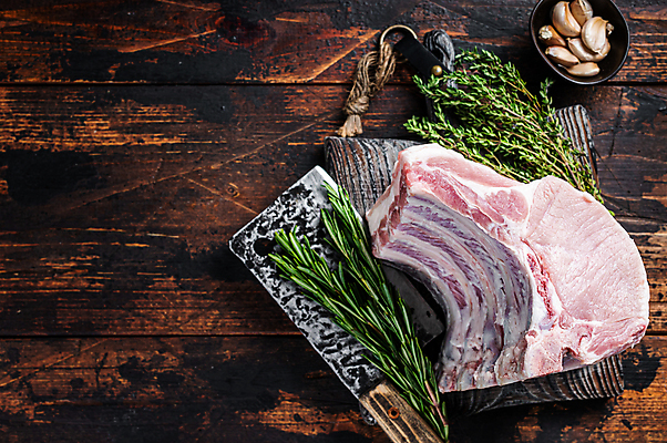 포토 JPG 해외이미지 음식 조각 백그라운드 부분 탁자 뼈 육류 돼지고기 스테이크 사람없음 목재 빨간색 농장 주방 검은색 흰색 신선 돼지 칼 그릴 자르기 허브 허리 유기농 날것 소금 후추 로즈메리 갈비뼈 등심 생식 신발장 정육점 카피스페이스 해외포토 나무 식물 웰빙 컬러 가구 농업 식재료 재료 포유류 모션 주방용품 서양음식 신체부위 상점 공백 향신료 파일형식 이미지허브