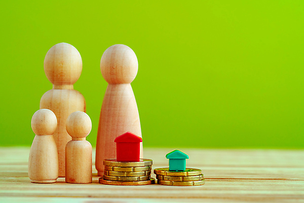 포토 JPG 해외이미지 컨셉 돈 가족 사람모양 사람없음 목재 동전 피규어 저축 말_게임 재산 투자 건축모형 초록배경 해외포토 모양 나무 백그라운드 비즈니스 재료 관계 초록색 금융 모형 미니어처 게임 파일형식 이미지허브