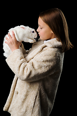 포토 JPG 해외이미지 동물 백인 헤어스타일 응시 여자 행복 얼굴 어린이 자연 놀이 휴가 부활절 털 따뜻함 한명 사람 옆모습 반려동물 금발 뷰티 귀여움 검은색 우정 기쁨 코트 흰색 토끼 잡기 작음 모피 코 반대 솜털 해외포토 서양인 1 시선 기념일 감정 뷰포인트 컬러 컨셉 포유류 모션 신체부위 친구 외투 크기 생태계 파일형식 이미지허브