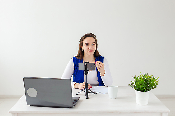 포토 JPG 해외이미지 여자 화분 스튜디오 한명 들기 성인 앞모습 노트북 스마트폰 머그컵 DJ 라디오 삼각대 대본 라디오방송 성인여자한명만 크리에이터 1인미디어 영상촬영 해외포토 직업 1 뷰포인트 모션 사람 컵 전자제품 핸드폰 스마트기기 촬영 방송 여자한명만 성인여자만 파일형식 이미지허브