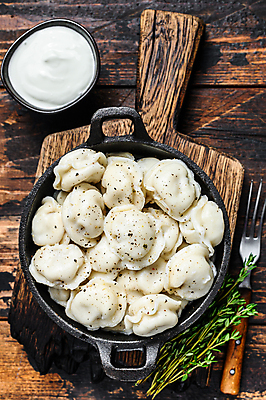 포토 JPG 해외이미지 포크 사람없음 하이앵글 프라이팬 허브 만두 나무도마 러시아음식 소스그릇 해외포토 식물 그릇 식기 음식 뷰포인트 주방용품 도마 서양음식 목재 파일형식 이미지허브