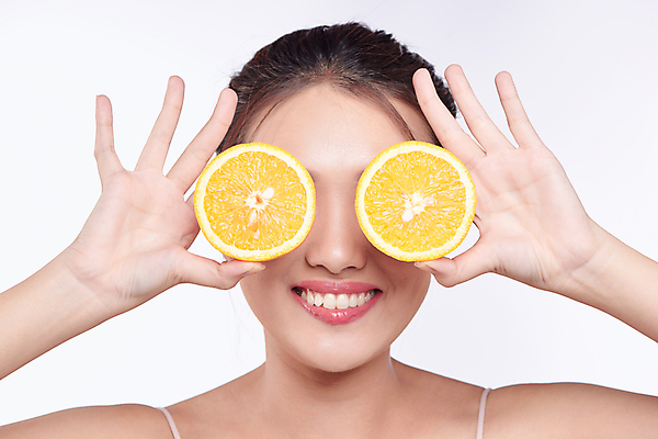 포토 JPG 해외이미지 여자 오렌지 실내 한명 들기 상반신 성인 앞모습 뷰티 눈가림 흰배경 성인여자한명만 해외포토 1 뷰포인트 백그라운드 과일 모션 사람 내부 흰색 가림 여자한명만 성인여자만 파일형식 이미지허브