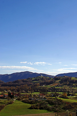 포토 JPG 해외이미지 나무 구름 유럽 여행 밭 건축양식 자연 하늘 휴가 산 풍경 초원 사람없음 건물 초록색 여름 교회 여행객 침묵 전원 시골 역사 그림 장면 크로아티아 방법 해외포토 자연요소 식물 건축물 계절 건축 나라 컬러 농업 종교건축 사람 소리 전기에너지 생태계 파일형식 이미지허브